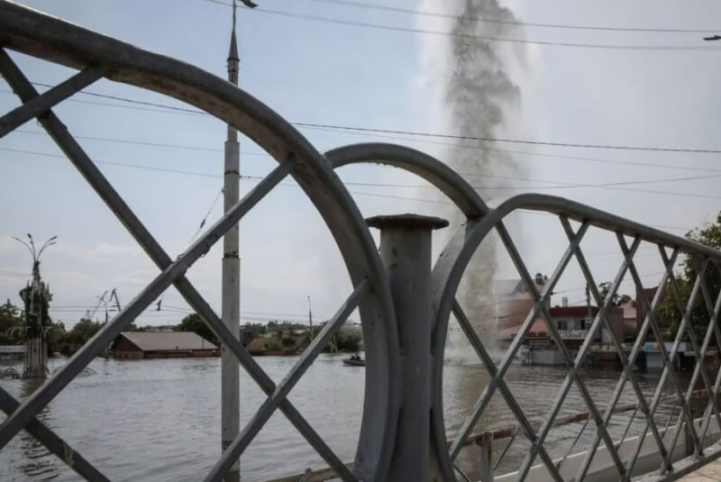 俄軍持續攻擊烏克蘭，烏南卡科夫卡水壩潰堤後，8日烏克蘭民眾乘船撤離。（路透社）