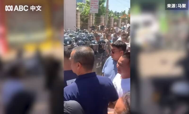 中國雲南省的一座清真寺5月下旬疑遭強拆，爆發大規模警民衝突，多名抗爭民眾被捕。（圖取自ABC中文YouTube頻道網頁youtube.com）
