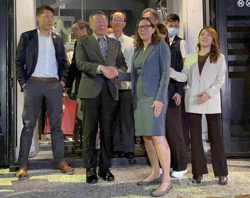 台灣民眾黨主席柯文哲（前中左）9日晚間和美國在台協會（AIT）主席羅森柏格（Laura Rosenberger）（前中右）在高雄餐敘，雙方餐後在門口握手致意。中央社記者蔡孟妤攝 112年6月9日