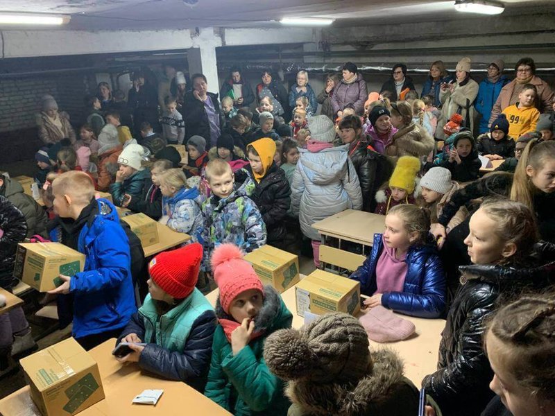 烏克蘭東部巴赫姆特（Bakhmut）地區的兒童領取台灣捐贈的救援物資。（駐波蘭代表處提供）中央社記者林育立柏林傳真  112年6月10日