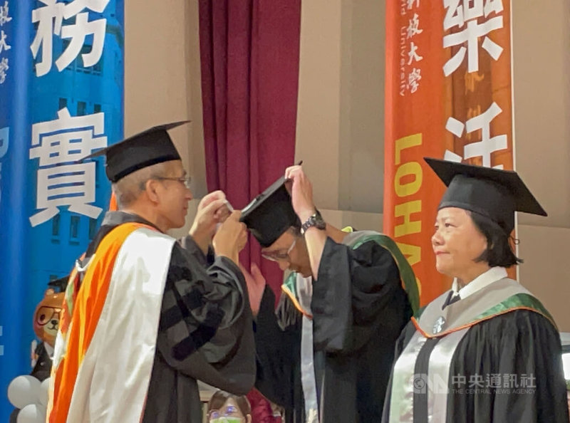 環球科技大學確定民國113年將停辦退場,校方10日舉辦畢業典禮,校長沈健華(左)逐一為畢業生代表撥穗,期許畢業生在各行各業嶄露頭角。中央社記者姜宜菁攝 112年6月10日