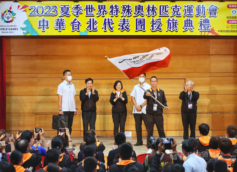 總統蔡英文(後左3)10日下午出席「2023年夏季世界特殊奧林匹克運動會代表團授旗典禮」。後左2為教育部長潘文忠。中央社記者王飛華攝 112年6月10日