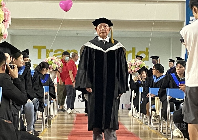 環球科技大學確定民國113年停辦退場,學校10日舉行畢業典禮,創辦人許文志(中)出席,帶領畢業生代表進場。中央社記者姜宜菁攝 112年6月10日