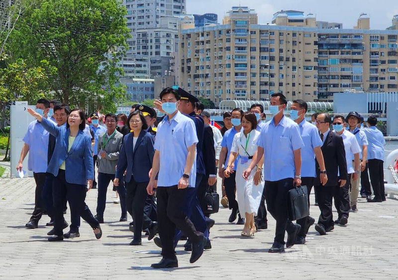 總統蔡英文（隊伍前排中）10日上午前往高雄出席「第4屆國家海洋日慶祝典禮」，並視導「海安11號演習」。中央社記者洪學廣攝  112年6月10日