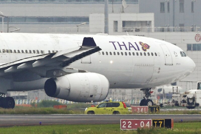 長榮航空航機與泰國航空航機10日在日本東京羽田機場發生碰撞，泰國航空客機的機翼出現破損。（共同社）