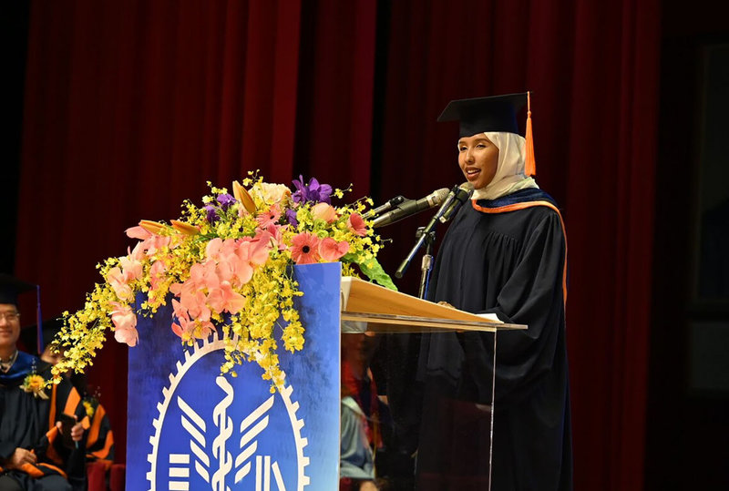 陽明交通大學10日舉辦畢業典禮，索馬利蘭共和國總統女兒胡艾墨（Asli Moussa Houssein）順利取得國際衛生學位，並在典禮中代表國際生致詞。（陽明交大提供）中央社記者陳至中傳真  112年6月10日