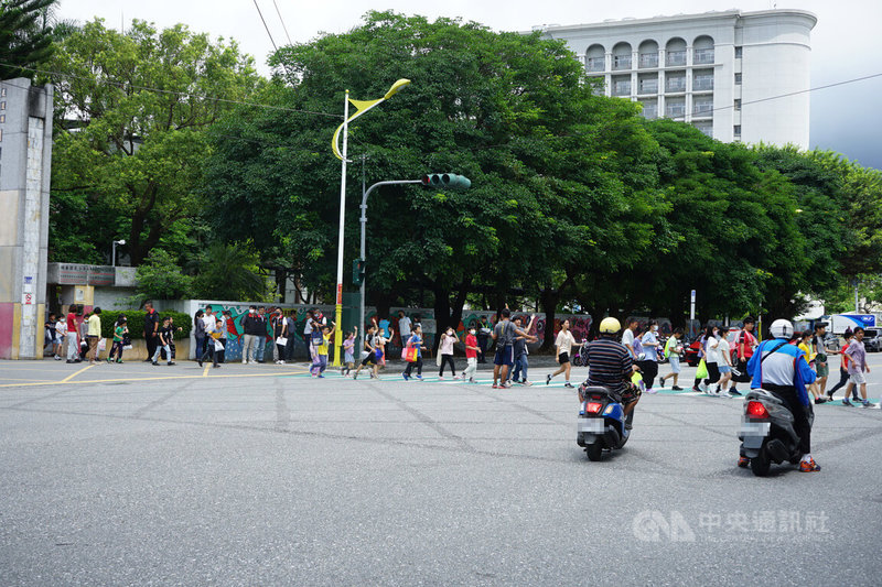 內政部營建署統計各縣市「校園周邊暨行車安全道路改善計畫」執行現況，其中花蓮縣提案率僅13%，被點名執行率偏低。花蓮縣府10日說明，統計數據與現況有落差，將盤點後向中央確認。圖為花蓮市明廉國小學生過馬路。中央社記者張祈攝  112年6月10日