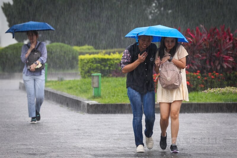 中央氣象局預報，10日起至19日，台灣天氣不穩定，易有短延時強降雨。圖為台北市中正區民眾撐傘擋雨。（中央社檔案照片）