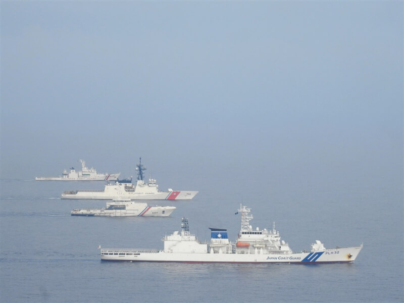 菲律賓海巡隊、美國海岸防衛隊及日本海上保安廳6日在馬尼拉灣口演習。（菲律賓海巡隊提供）