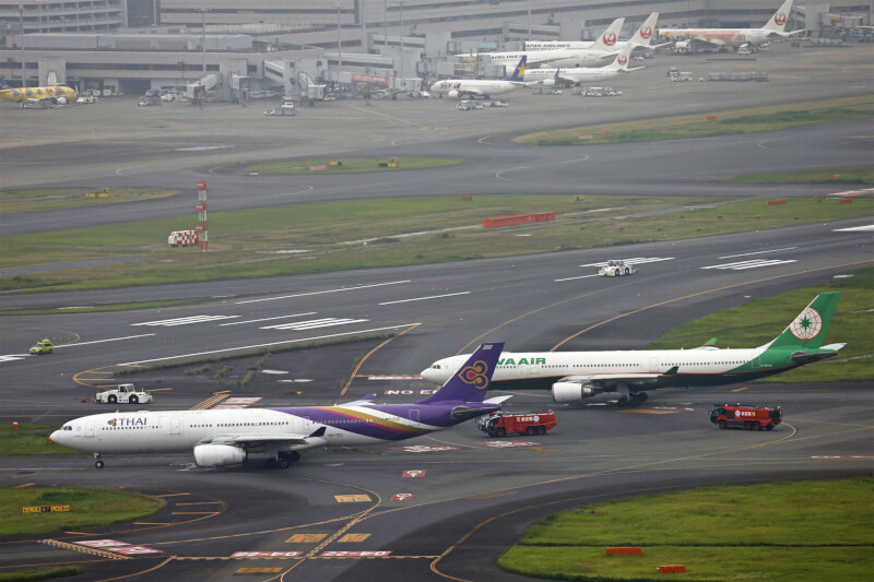 日本時間10日上午11時左右，長榮航空航機與泰國航空航機在東京羽田機場發生碰撞。（共同社）