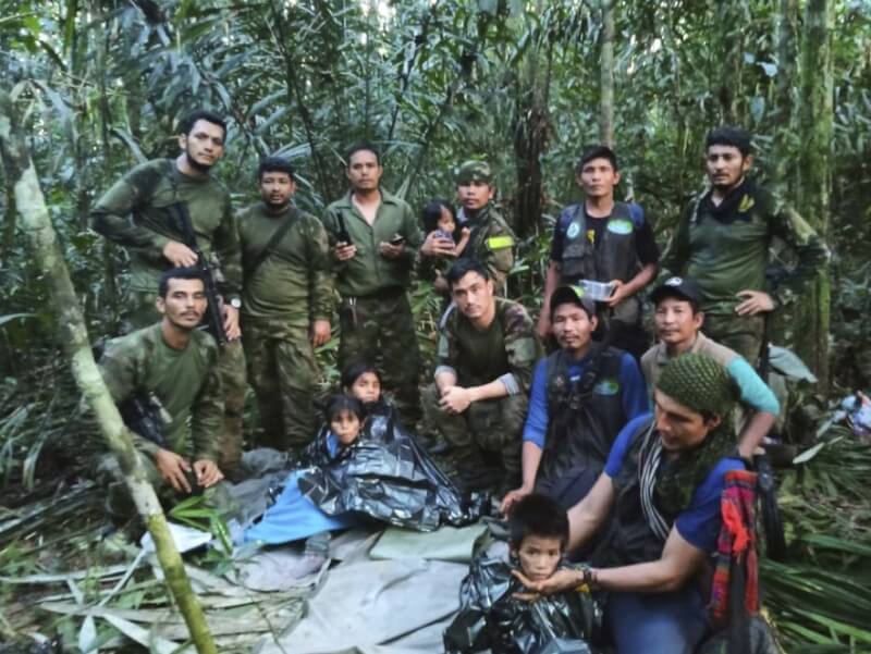 哥倫比亞國防部9日表示，救援人員尋獲40天前亞馬遜雨林空難裡失蹤的4名幼童。（Colombia's Armed Force Press Office via美聯社）