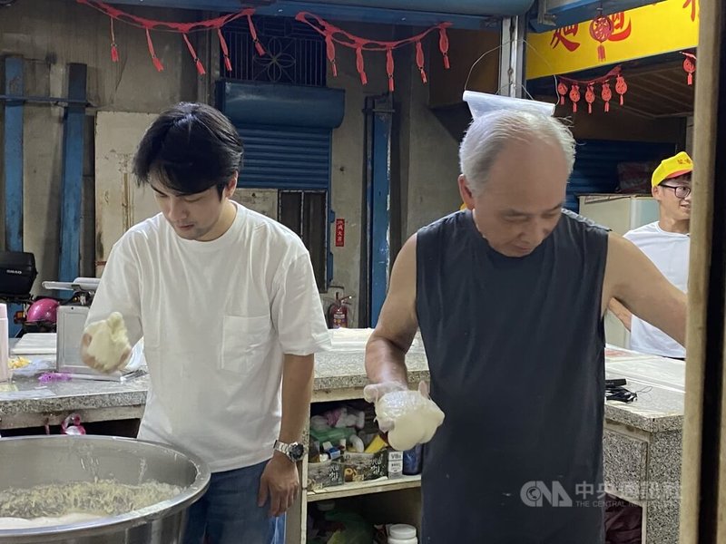 被稱為「少年阿公」的新農業斜槓文青方子維(後右)帶著旅客逛菜市場,販售春捲皮攤商會很熱情地邀請旅客嘗試看看。中央社記者余曉涵攝 112年6月11日