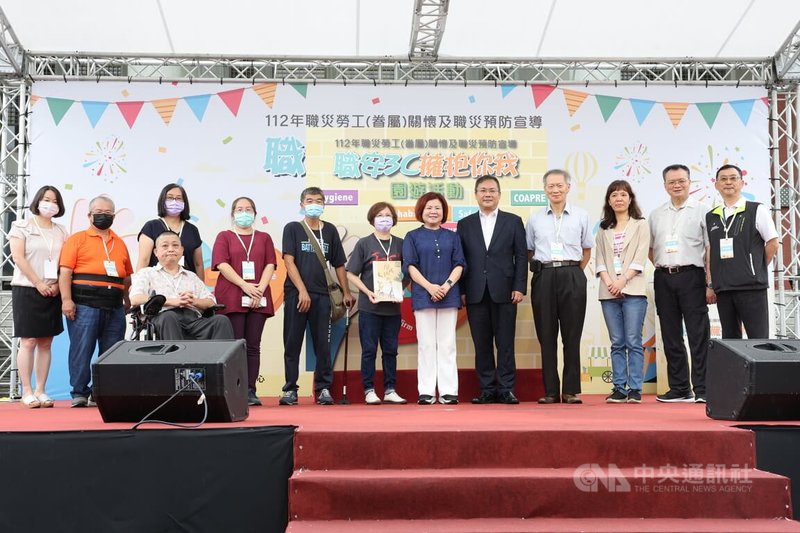 勞動部長許銘春(右6)11日在國父紀念館出席112年職災勞工、眷屬關懷及職災預防宣導園遊會,並與貴賓合影留念。中央社記者趙世勳攝 112年6月11日