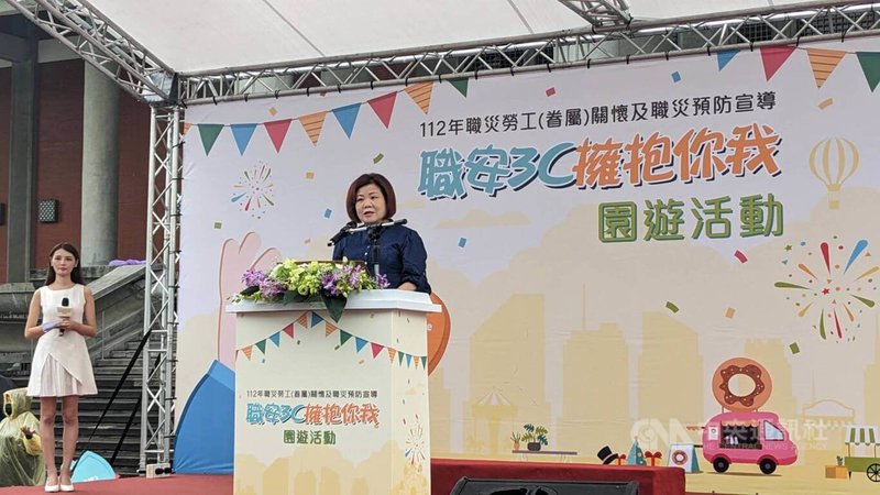 財團法人職業災害預防及重建中心11日在國父紀念館舉辦職災勞工、眷屬關懷及職災預防宣導園遊會,勞動部長許銘春(中)11日表示,已布建15間職業傷病診治專責醫院、31家職災職能復健專責醫院,秉持專業、近便,以一站式整合服務幫助受災勞工。中央社記者曾以寧攝 112年6月11日