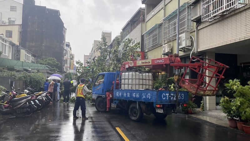 台中市北區梅亭街一處住宅栽種的樹木11日疑因大雨導致倒塌，壓毀1輛自小客車及1輛機車，幸無人員傷亡，現場已由市府建設局處理，並由警方進行交通疏導。（警方提供）中央社記者蘇木春傳真  112年6月11日