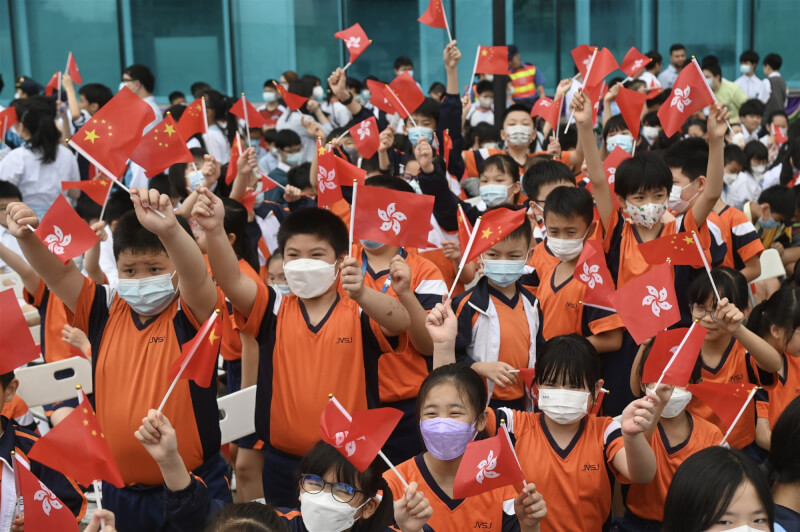圖為香港青少年5月4日參加五四青年節升旗儀式。（中新社）