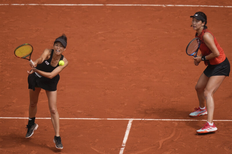 台灣女網好手謝淑薇（左）搭檔王欣瑜（右）在法國網球公開賽女雙決賽，以1比6、7比6、6比1逆轉擊敗美加組合湯生、費南德茲。（美聯社）