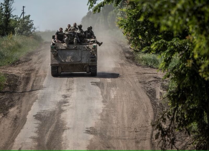 圖為6月9日巴赫姆特地區的烏克蘭軍人坐在戰車上。（路透社）