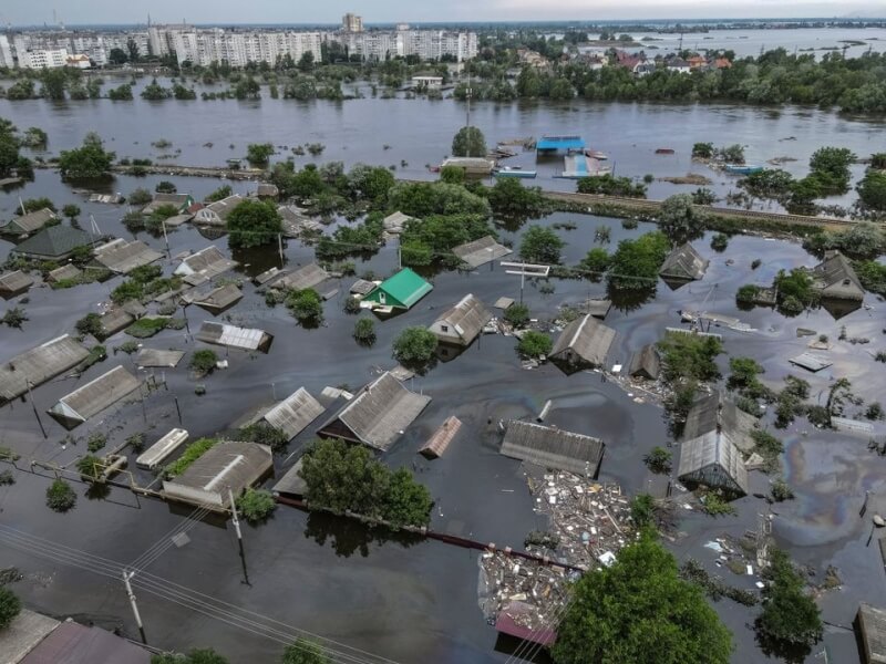 卡科夫卡水壩6日潰決，洪水湧入第聶伯河，淹沒數十座村莊和赫松市部分地區，迫使數以千計民眾逃離家園。（路透社）