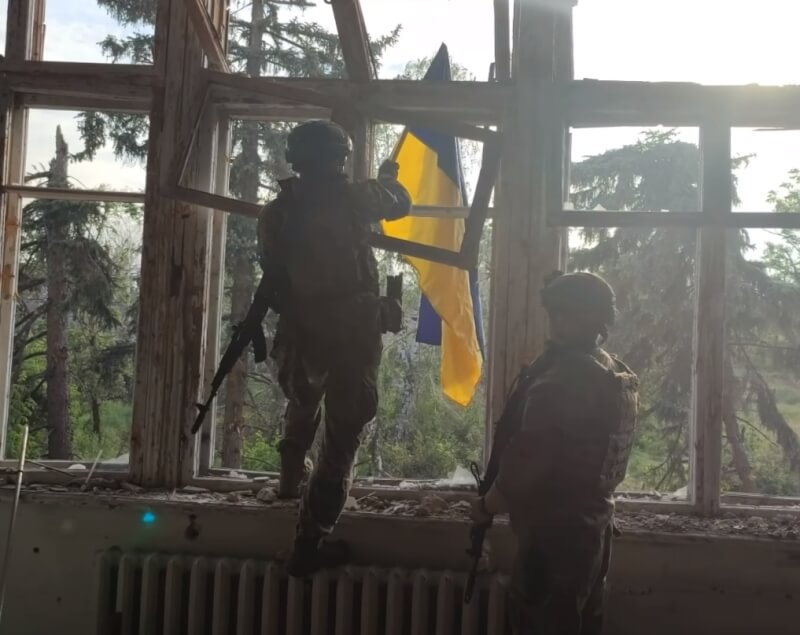 烏克蘭11日表示，烏軍已收復東南部3個村莊。根據烏克蘭第68獵兵旅發布的影片顯示，士兵們在頓內茨克州一棟遭到轟炸過的建築升起國旗。（圖取自facebook.com/68brigade）