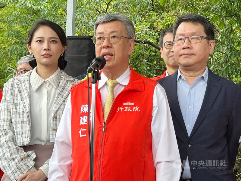 新北幼兒園疑似餵藥案持續延燒，行政院長陳建仁（前中）12日受訪表示，許多家長對新北市政府處理狀況仍有疑慮和不解，希望身兼國民黨總統參選人的新北市長侯友宜能勇於負責、積極處理，讓新北孩子平安快樂地成長。中央社記者高華謙攝  112年6月12日