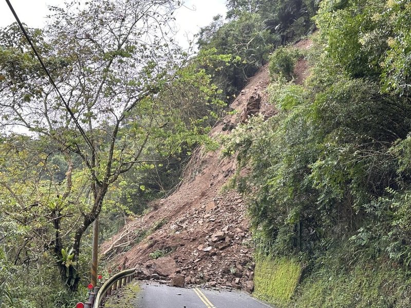 太平山國家森林遊樂區聯外道路「宜專一線」12日坍方阻斷，雙向阻斷，暫時休園。（林務局羅東林區管理處提供）中央社記者沈如峰宜蘭縣傳真 112年6月12日