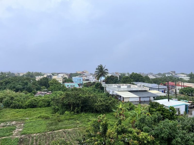 受到低壓帶影響，屏東12日清晨起就下起雨勢，在離島小琉球原本清楚可見的本島岸際，則因為雲層太厚而遮蔽。（民眾提供）中央社記者李卉婷傳真  112年6月12日