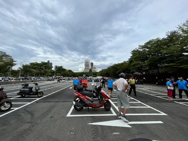 因應民眾旅遊停車需求持續增加，高雄市交通局重新配置駁二藝術特區旁公園停車場機車格位，共增加441席機車格，總數達692席。（高雄市政府交通局提供）中央社記者林巧璉傳真  112年6月12日