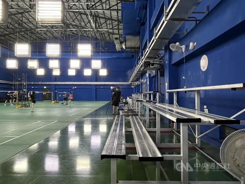 高雄12日下大雷雨,鳳山區鳳西羽球館漏水,經處理積水已退,休息區座椅仍可見溼滑狀況。中央社記者林巧璉攝 112年6月12日