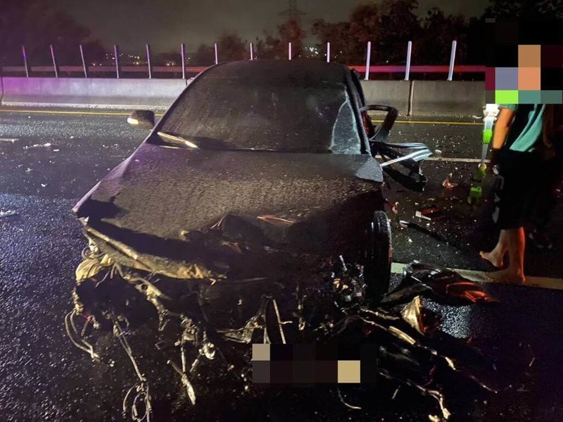 國道3號名間路段日前發生追撞車禍，白色自小客車撞護欄後停在內側車道，後方2輛自小客車疑似閃避不及，也擦撞停在中線及外線車道。（國道警方提供）中央社記者吳哲豪傳真  112年6月12日