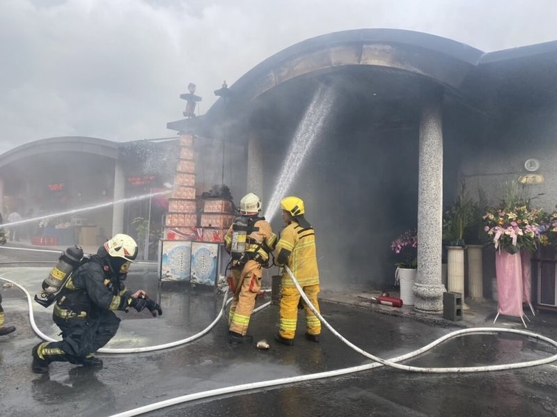 高雄殯儀館靜思園一處靈堂12日下午發生火警，現場出現陣陣濃煙，消防局立即派員前往救援，幸無人傷亡。（民眾提供）中央社記者林巧璉傳真  112年6月12日