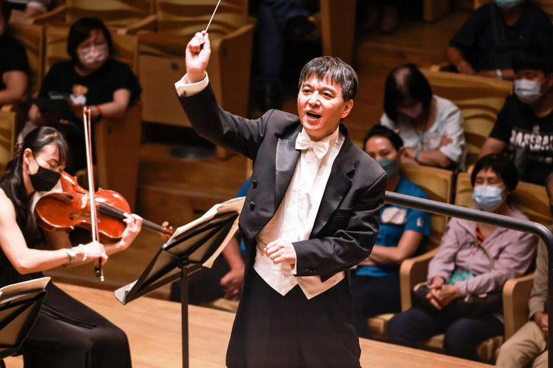 指揮名家水藍（中）將與國立台灣交響樂團合作樂季最後一場音樂會，帶來馬勒的「第九號交響曲」。（國台交提供）中央社記者趙靜瑜傳真  112年6月12日