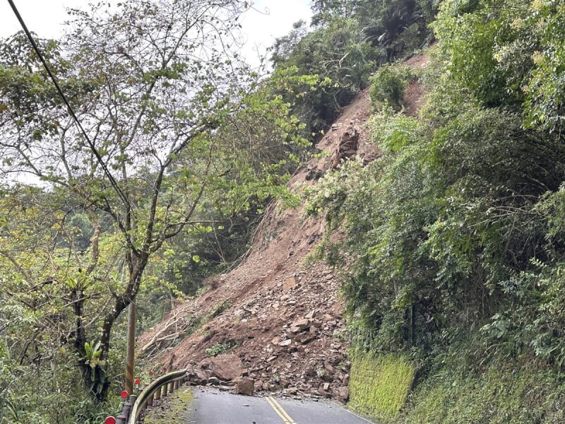 太平山國家森林遊樂區聯外道路12日坍方阻斷（圖），近日整修邊坡後16日將恢復開園。（林務局羅東林區管理處提供）