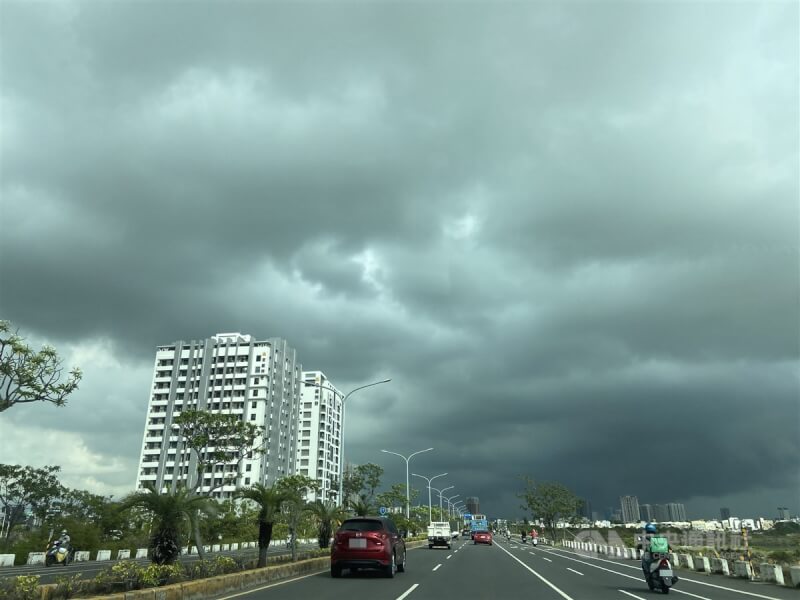 氣象局表示，受滯留鋒及西南風影響，未來一週中南部有陣雨或雷雨的情況明顯。也有機率出現局部大雨或豪雨。圖為12日午後台17線沿線高雄市景。中央社記者董俊志攝 112年6月12日