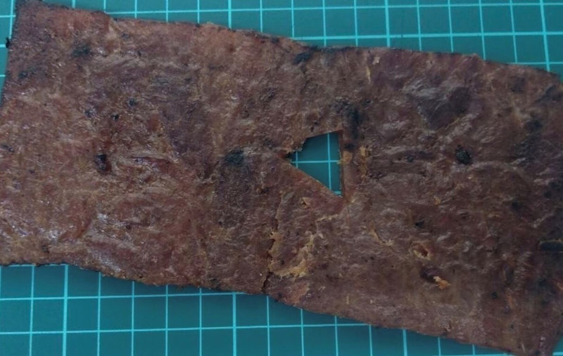 農委會12日表示,非洲豬瘟病毒的違規肉品來源國仍以中國大陸為主,3月自旅客丟棄在機場棄置箱的蜜汁肉乾中驗出病毒,為來自馬來西亞肉品首次檢出。(防檢局提供) 中央社記者曾以寧傳真 112年6月12日