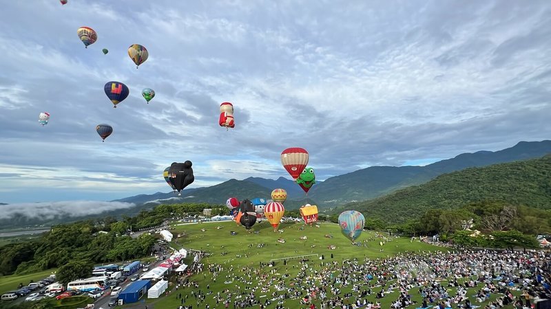 2023台灣國際熱氣球嘉年華30日將在台東鹿野高台登場，至8月28日止，邀請超過50顆廣受大家喜愛的國內外熱氣球。圖為2022年7月2日開幕盛況。中央社記者盧太城台東攝  112年6月12日