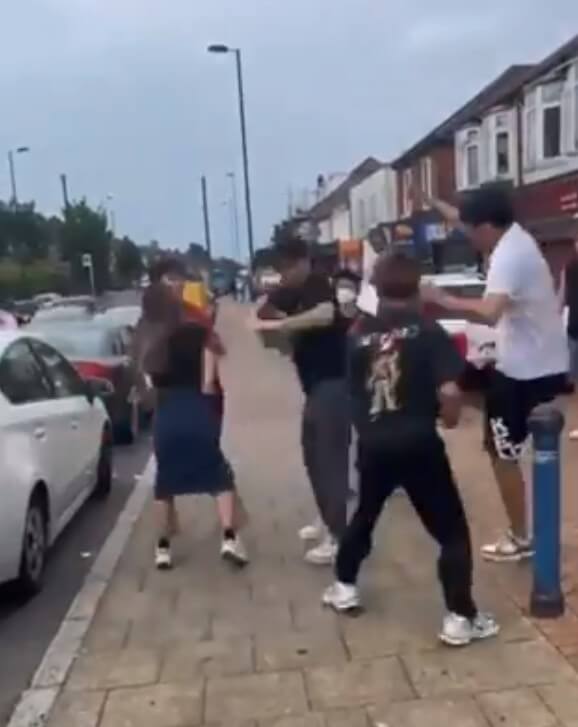 根據影片顯示，旅英港人在南安普敦遊行，遭疑似中國留學生的小粉紅毆打。（圖取自twitter.com/TGTM_Official）