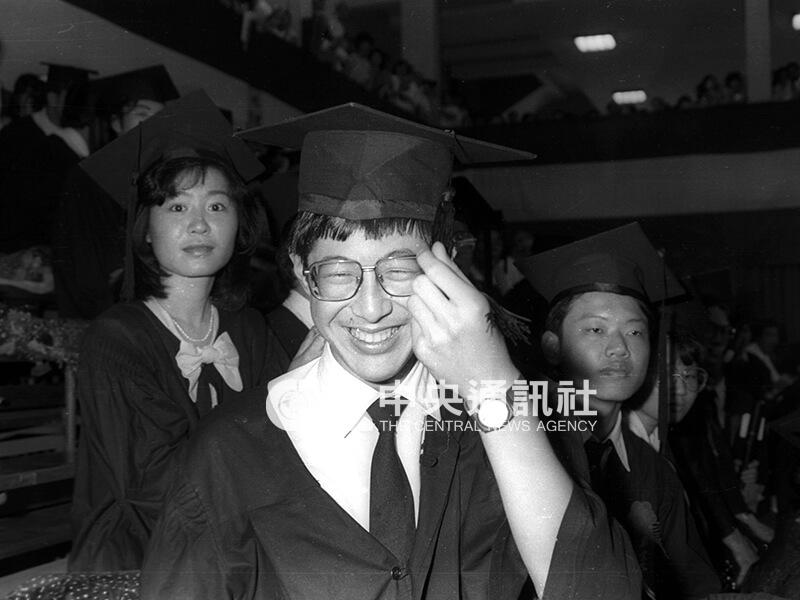 1987年6月，台灣大學物理系18歲學生楊柏因，在畢業典禮中正式戴上學士帽，成為台灣當時最年輕的大學畢業生。（中央社檔案照片）