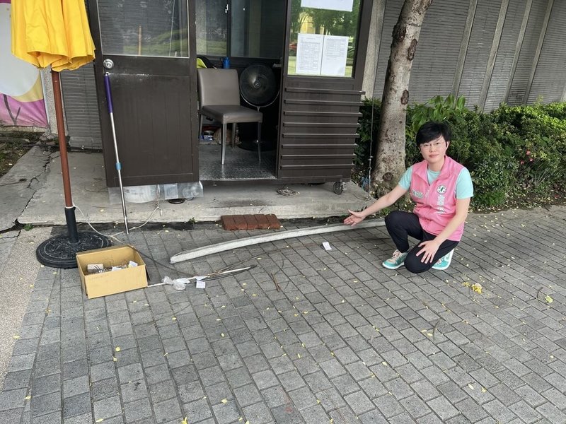 台中北區一處工地日前發生鋼筋掉落事件，嚇壞民眾，民進黨台中市議員陳俞融呼籲市府莫忘中捷事故，應掌握建築公安，全面清查。（陳俞融提供）中央社記者趙麗妍傳真  112年6月13日