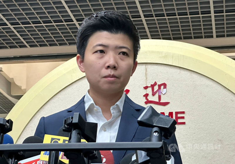 名嘴朱學恒遭控強摟強吻台北市議員鍾沛君，朱學恒主動向北檢告發此案。社民黨台北市議員苗博雅（圖）13日在議會接受聯訪時說，朱學恒告發但不自首是欺騙大眾、玩弄法律的險惡方式，對鍾沛君是2度傷害。中央社記者劉建邦攝  112年6月13日