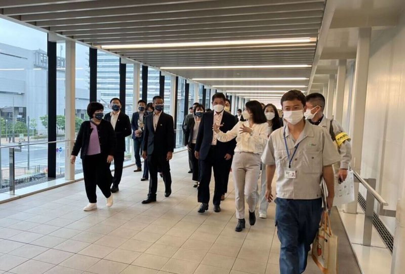 苗栗縣政府赴日考察,12日參訪有「東京的廚房」之稱的豐洲市場,盼吸取結合觀光複合式功能市場經驗,作為推動縣內龍鳳漁港、通霄漁港魚貨直銷中心的參考。(苗栗縣政府提供)中央社記者管瑞平傳真 112年6月13日