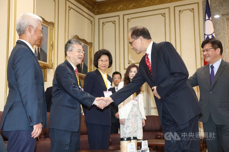 立法院長游錫堃（右2）13日上午在立法院接見大法官被提名人尤伯祥（左起）、陳忠五（左2）、朱富美（左3）、蔡彩貞等人。中央社記者吳家昇攝  112年6月13日