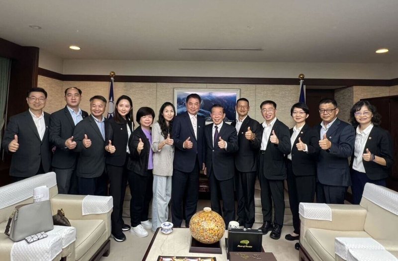 苗栗縣長鍾東錦(左7)率團赴日本考察,12日拜會駐日代表謝長廷(右6),眾人比讚合影。(苗栗縣政府提供)中央社記者管瑞平傳真 112年6月13日
