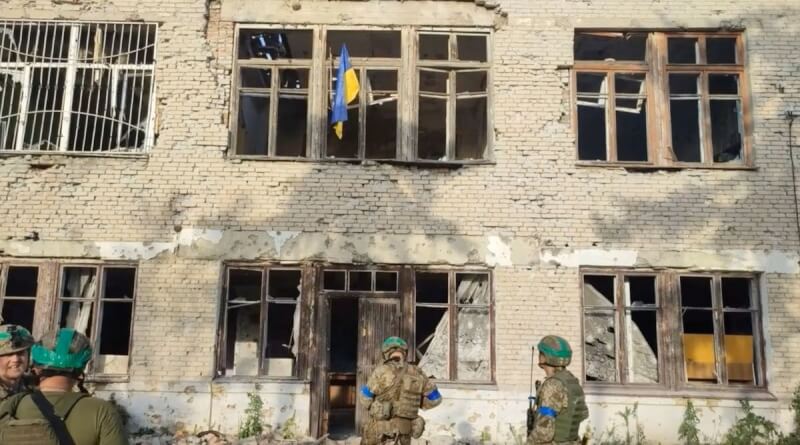 烏克蘭軍事官員16日表示，烏軍對抗俄羅斯侵略軍的反攻行動已有所斬獲，在南部發起進攻的所有區域都取得戰術上的成功。圖為烏克蘭士兵在頓內茨克州一棟遭到轟炸過的建築升起國旗。（68th Separate Hunting Brigade 'Oleksy Dovbusha'/Handout via 路透社）