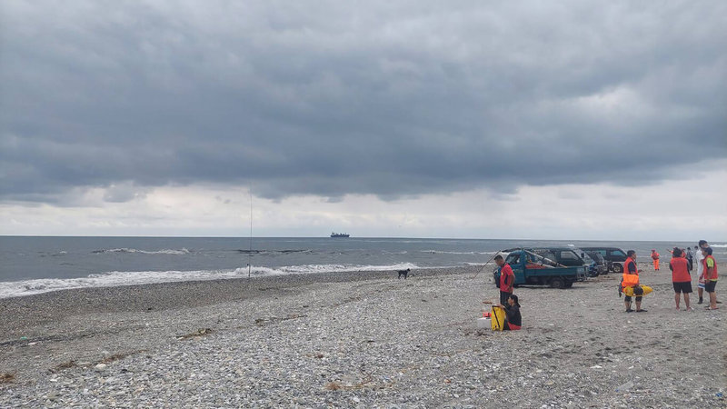 花蓮溪出海口13日下午發生男子遭浪襲落海，目擊釣客通報救援，海巡署東部分署第一二岸巡隊及花蓮縣消防局獲報到場，經確認男子沒有穿著救生衣，目前海巡出動26人在花蓮溪口南北岸搜索，空偵及海巡艇也加入搜索。（花蓮縣消防局提供）中央社記者張祈傳真  112年6月13日