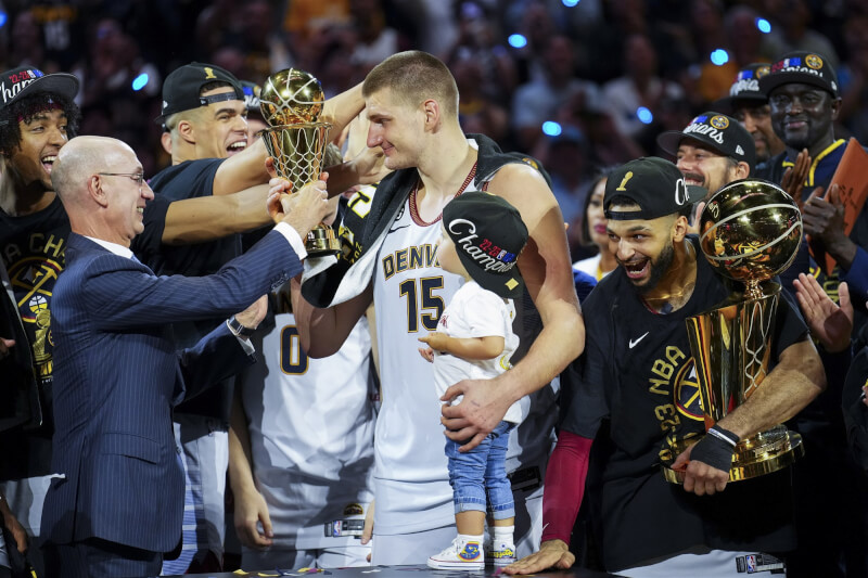 丹佛金塊上季捧起隊史NBA首冠，新賽季依舊是冠軍大熱門。（美聯社）