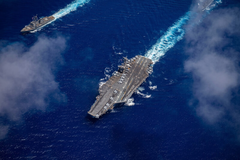 美國航空母艦尼米茲號和雷根號，與日本海上自衛隊的直升機護衛艦出雲號，以及來自加拿大和法國的水面部隊，自9日起在菲律賓海進行聯合演習。（圖取自facebook.com/7thfleet）
