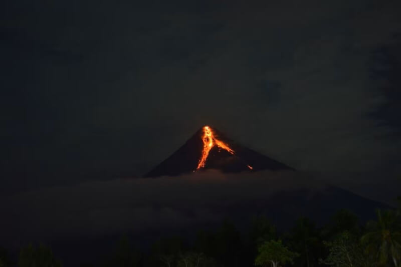 菲律賓中部馬永火山噴出熔岩和有毒氣體，迫使周邊至少1萬4000人撤離。（Nehemiah Manzanilla Sitiar/via 路透社）