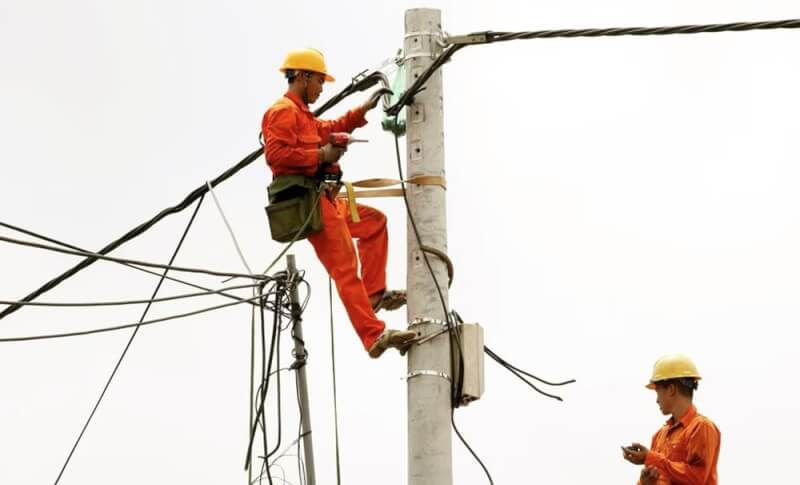 圖為工人在越南河內修理電網。（路透社）