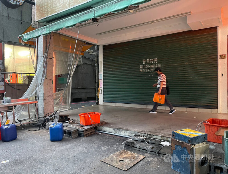 台北市北投區一家牛肉麵品牌分店日前遭爆員工將抹布水擰入煮麵鍋中，引發熱議。有民眾14日發現這家分店已清空，業者也證實退租，接下來將專心做好總店。中央社記者陳昱婷攝  112年6月14日